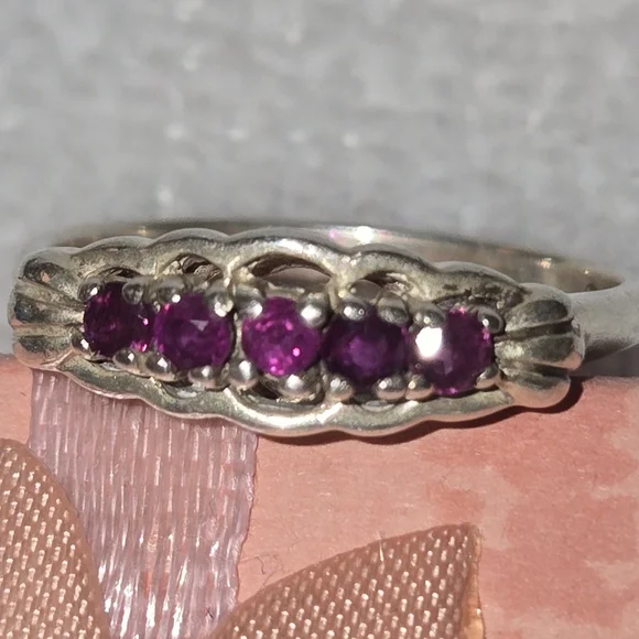 GARNET AND SILVER RING - Picture 2 of 3